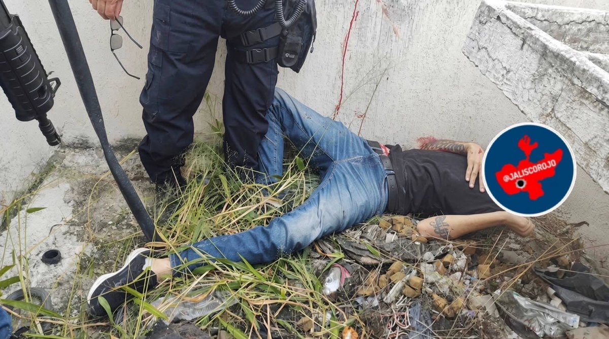 JaliscoRojo's tweet photo. Adahan Medina Palomares originario de Nayarit quien contaba con orden de aprehensión murió en un enfrentamiento a balazos con elementos de la FGR en el cruce de Boulevard Punta Mayorga y Circuito Sierra Mulata, en la colonia Lomas del Mirador en Tlajomulco de Zúñiga, Jalisco. https://t.co/d8yIF7T8Qv