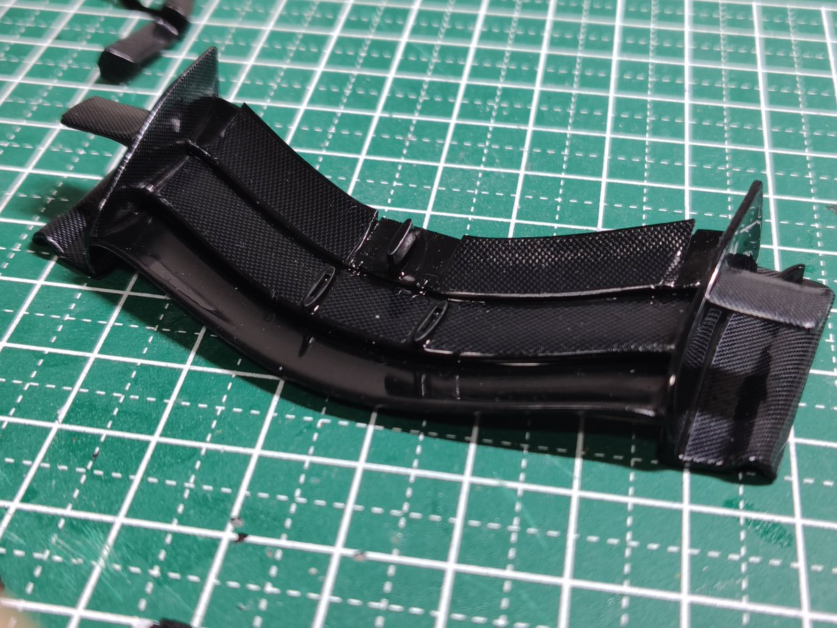 mihaya724's tweet photo. フロントウィングのフラップ用のカーボンデカールは付属されてないので、タミヤカーボンデカールを型取りし貼付け✨
#newscratch
#W17 https://t.co/k16KAZuMG1