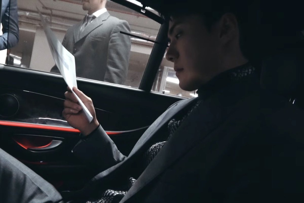 vivi_onme's tweet photo. 일할 때랑 팬레터 읽을 때 ㅠㅠ https://t.co/ippYz7V98s