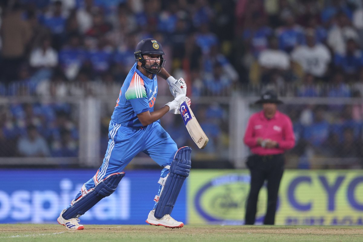 BCCI's tweet photo. FIFTY 🆙 in some style 🔥

Rohit Sharma looking in fine touch tonight 👌👌

His 6️⃣3️⃣rd in ODIs 😎

Updates ▶️ https://t.co/6XCYRtZLAi

#TeamIndia | #INDvWI | @mflone_ | @ImRo45 https://t.co/t5weHKyjBi