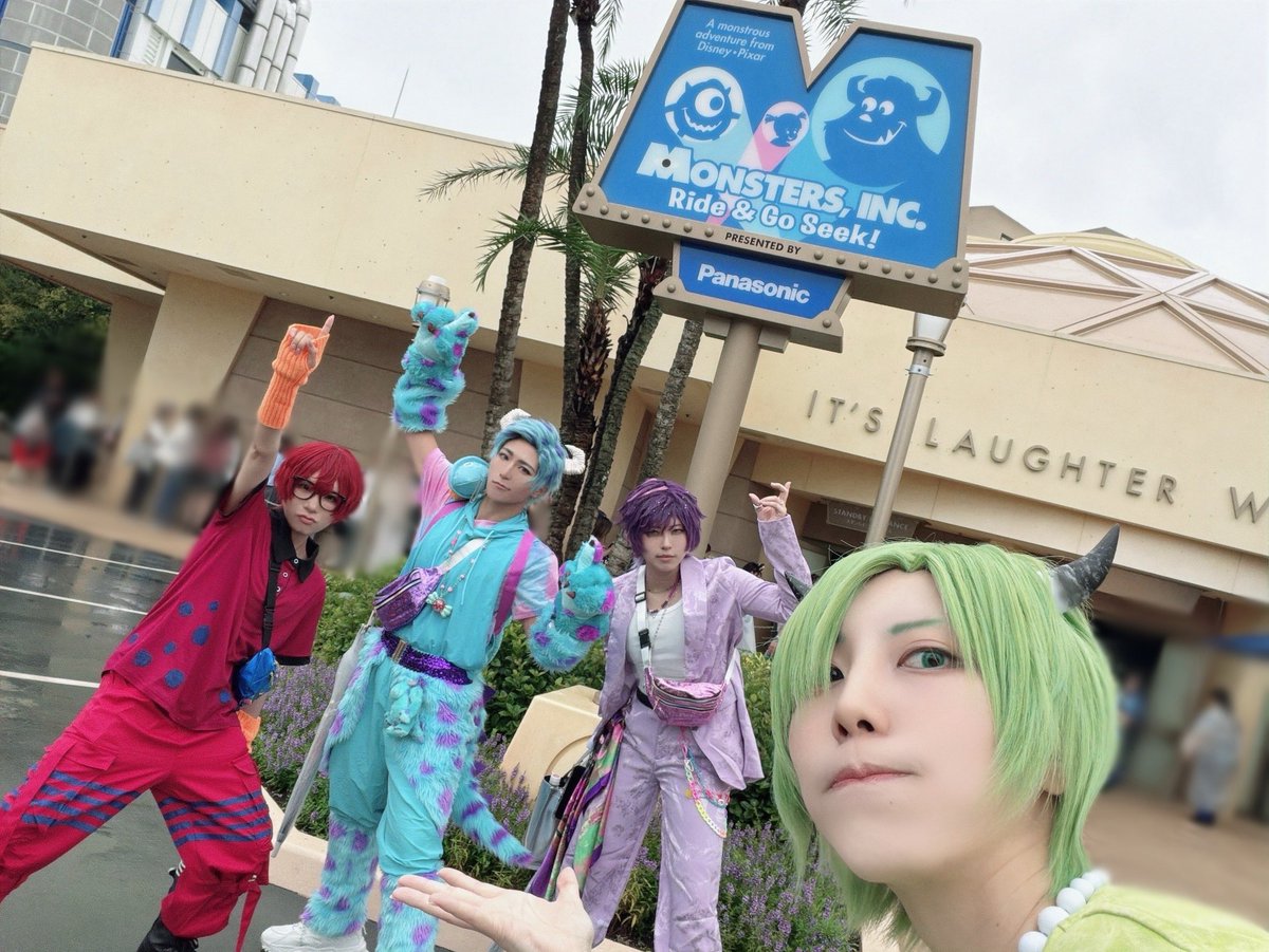 xxeiri10xx's tweet photo. Dハロ初日の16日にやったモンスターズインク！
雨だったけど4人で遊べたの楽しかったしバッグは4人で色違いなんだよ✌🏻

#Dハロ仮装 #Dハロ仮装2026 https://t.co/4PB1Trf0jJ
