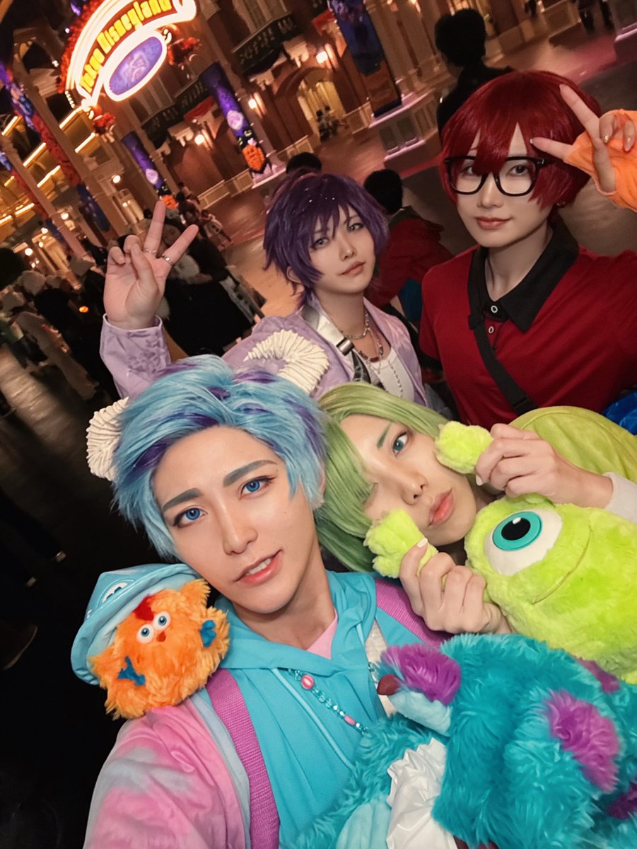 xxeiri10xx's tweet photo. Dハロ初日の16日にやったモンスターズインク！
雨だったけど4人で遊べたの楽しかったしバッグは4人で色違いなんだよ✌🏻

#Dハロ仮装 #Dハロ仮装2026 https://t.co/4PB1Trf0jJ