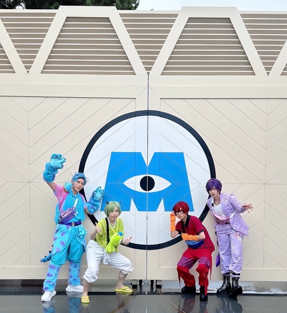 xxeiri10xx's tweet photo. Dハロ初日の16日にやったモンスターズインク！
雨だったけど4人で遊べたの楽しかったしバッグは4人で色違いなんだよ✌🏻

#Dハロ仮装 #Dハロ仮装2026 https://t.co/4PB1Trf0jJ