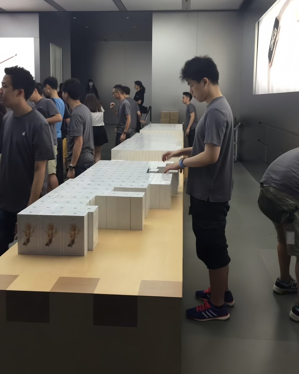 PanzeeChow's tweet photo. 十年前，Apple  Store 是这样出售 iPhone 的😂 https://t.co/oKxR7gMgPU