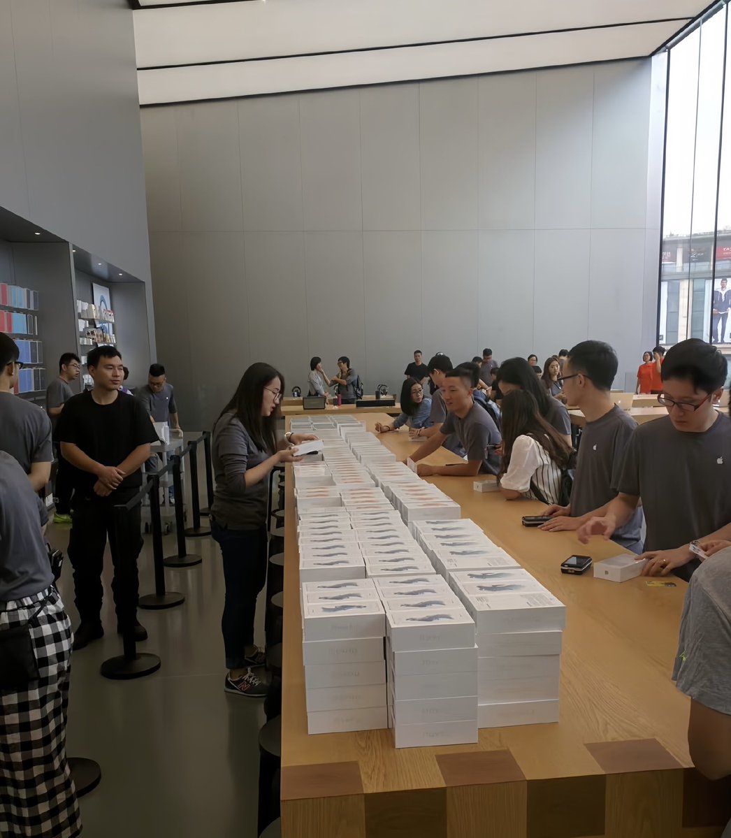 PanzeeChow's tweet photo. 十年前，Apple  Store 是这样出售 iPhone 的😂 https://t.co/oKxR7gMgPU