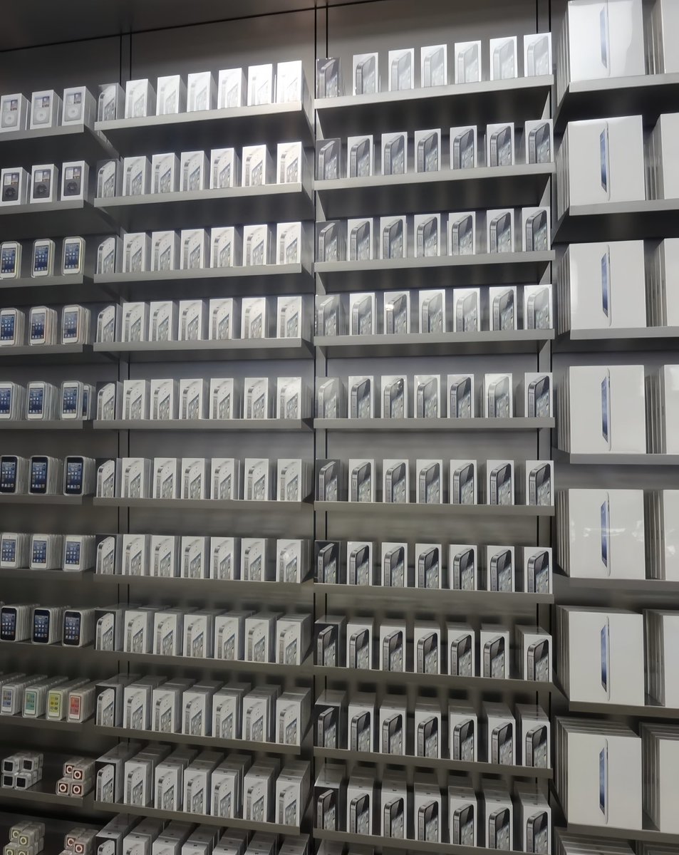 PanzeeChow's tweet photo. 十年前，Apple  Store 是这样出售 iPhone 的😂 https://t.co/oKxR7gMgPU