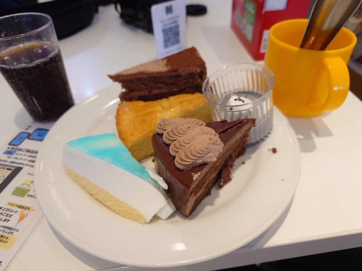 umi_bps's tweet photo. 9月のスイーツパラダイス。
実は初週に行ってた。
ザッハトルテ美味しい。
アメリカの青色のケーキを初めて見た時は驚いたけど、
ライチ風味って言えば違和感ないな https://t.co/dSIdDQVuV0