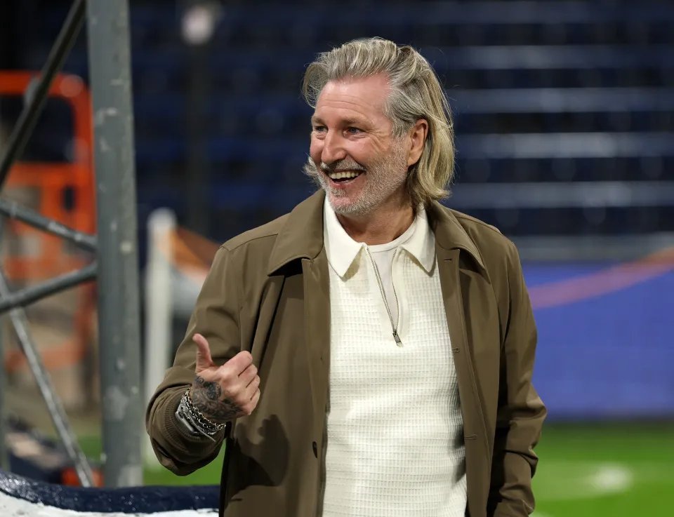 TheFLZone's tweet photo. Who would you rather be your manager...

Karl Robinson or Robbie Savage?

They're the two names heavily linked with Peterborough... https://t.co/BsSUuE7ULf