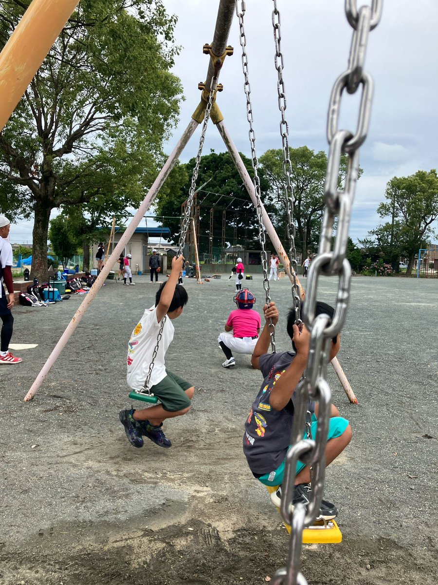iufxf's tweet photo. 2年前に近所の神社でタバコ吸ってたら絡んできた小学生3人組と仲良くなって、後日コンビニでも偶然会って遊んだ子達元気かな 当時小3とかだったから大きくなってるだろうな 私がお金なくてお菓子やジュースやポケモンカードとかくれた恩があるから、もしまた会えたら今度はお姉ちゃんが奢ってあげよう https://t.co/TNlfd14JFF