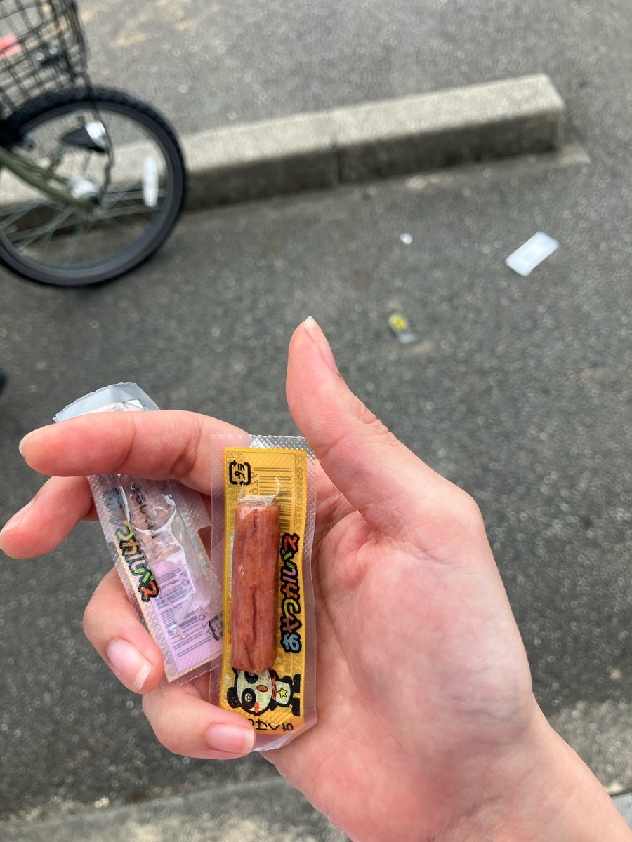 iufxf's tweet photo. 2年前に近所の神社でタバコ吸ってたら絡んできた小学生3人組と仲良くなって、後日コンビニでも偶然会って遊んだ子達元気かな 当時小3とかだったから大きくなってるだろうな 私がお金なくてお菓子やジュースやポケモンカードとかくれた恩があるから、もしまた会えたら今度はお姉ちゃんが奢ってあげよう https://t.co/TNlfd14JFF