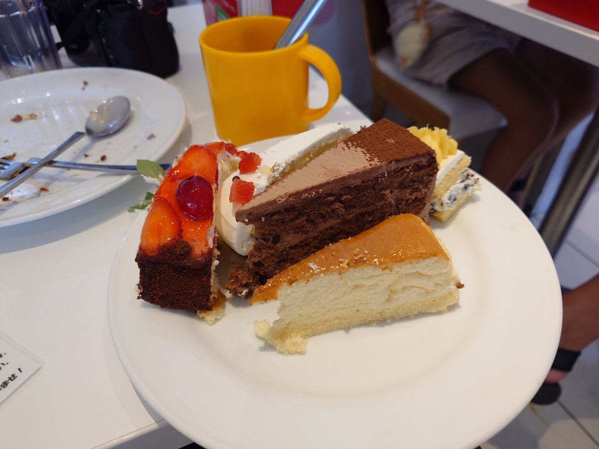 umi_bps's tweet photo. 9月のスイーツパラダイス。
実は初週に行ってた。
ザッハトルテ美味しい。
アメリカの青色のケーキを初めて見た時は驚いたけど、
ライチ風味って言えば違和感ないな https://t.co/dSIdDQVuV0