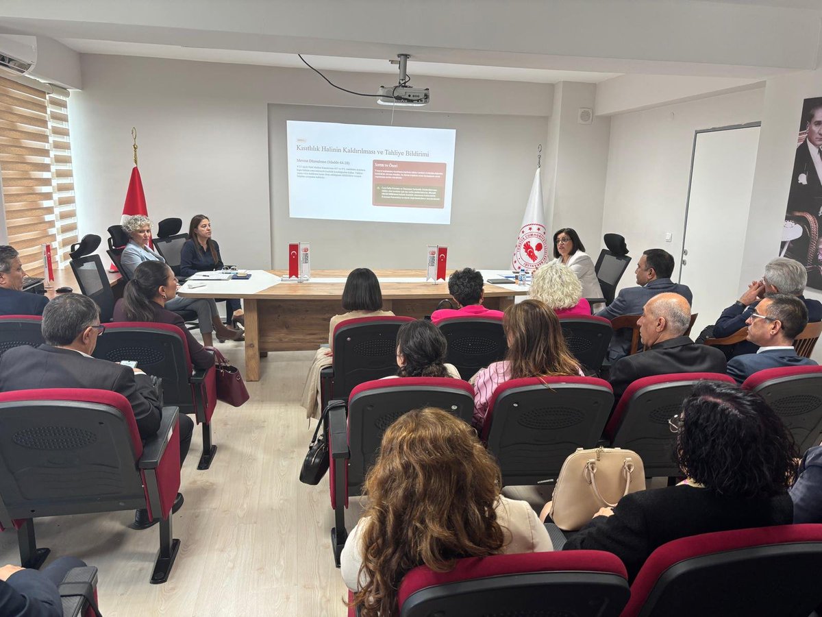 BoranBasgul's tweet photo. İl Nüfus ve Vatandaşlık Müdürlüğümüzde mevzuat uygulamasında birlik sağlamak amacıyla 30 İlçe Nüfus Müdürlerimizin katılımıyla toplantı gerçekleştirildi.
@TCNufus
@izmirvaliligi
#HayatımızınHerAnında https://t.co/RQWnqfPXqN