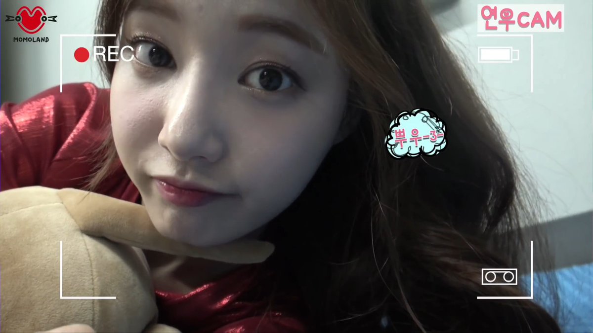 A close-up of a person wearing a red top, with overlaid graphics including 'MOMOLAND', 'REC', '업CAM', and '봐유=3'.