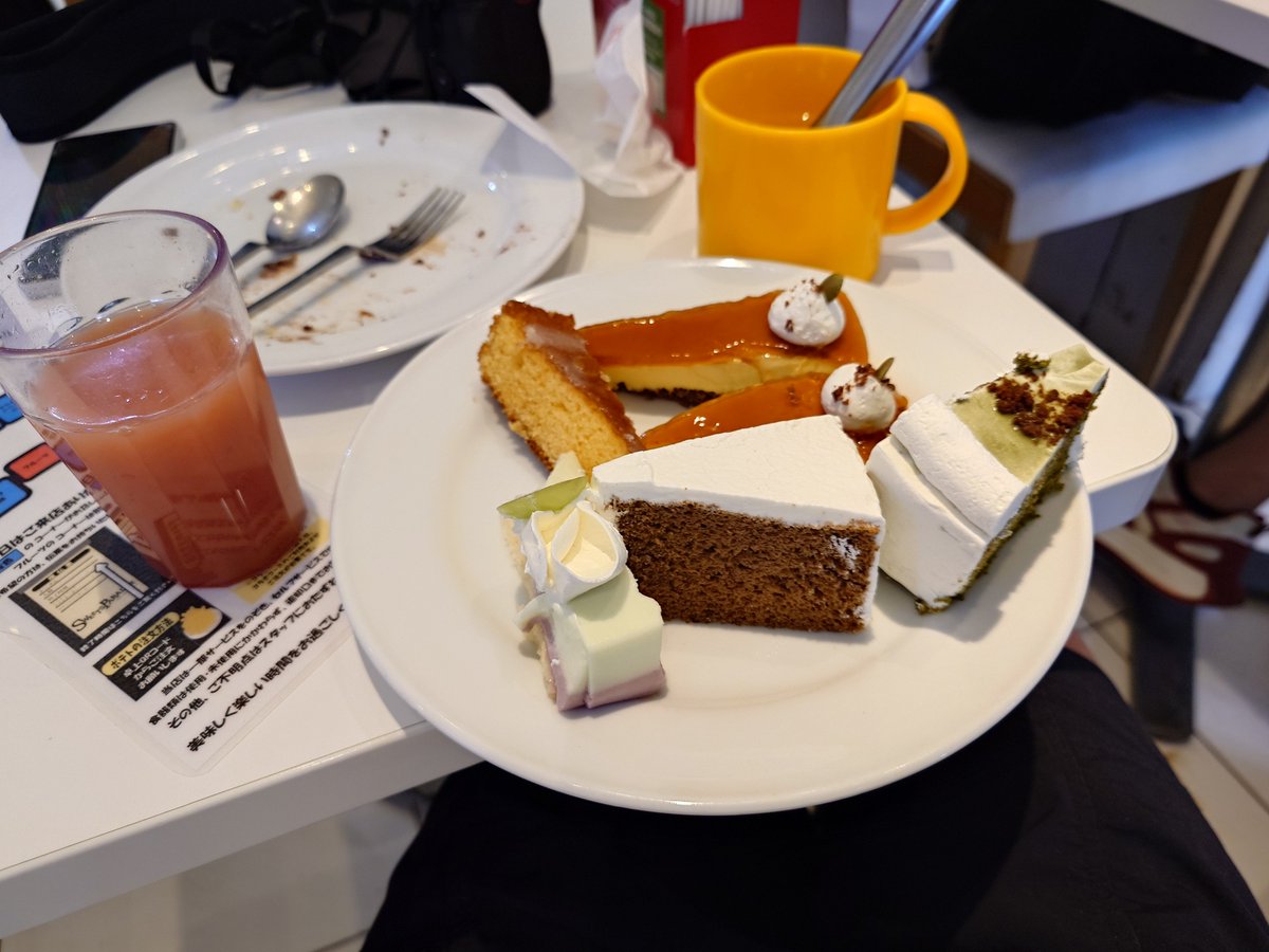 umi_bps's tweet photo. 9月のスイーツパラダイス。
実は初週に行ってた。
ザッハトルテ美味しい。
アメリカの青色のケーキを初めて見た時は驚いたけど、
ライチ風味って言えば違和感ないな https://t.co/dSIdDQVuV0