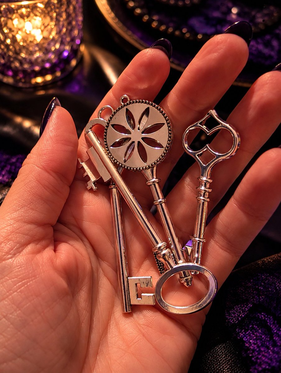BelleHoldsKeys's tweet photo. Funny how something so small can represent so much authority. 🔐

Some are decorative.
Some most definitely are not.

And no, you don't get to know which is which. 👑

#Keyholder #Femdom https://t.co/uRsWkc6qu4