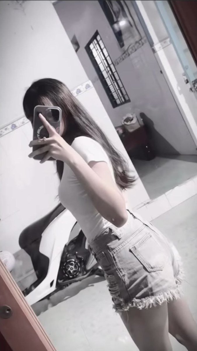 giahancuti010's tweet photo. Dáng không nuột nên tuột mất anh https://t.co/jzO8LzoORg