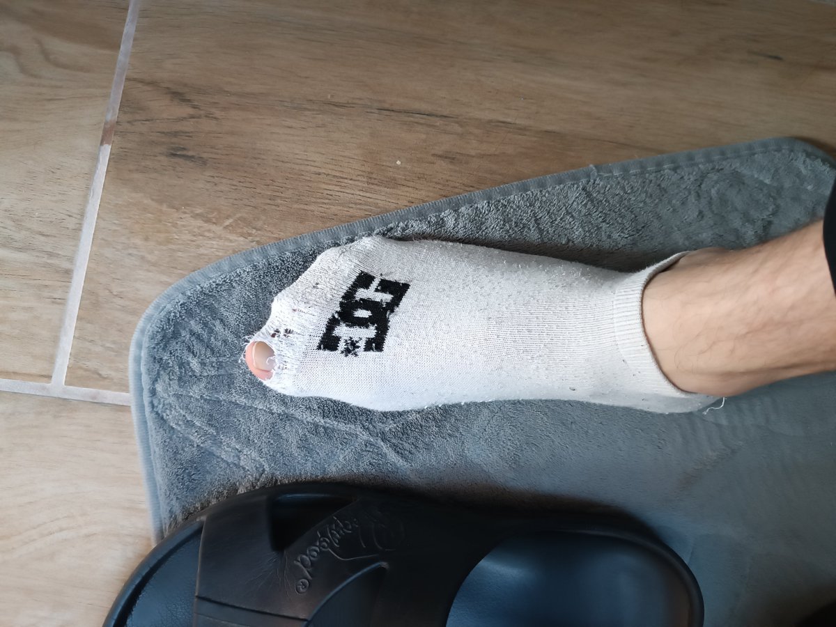 TomTop23277860's tweet photo. I’m so happy. For the first time in my life, a guy gave me socks. They smelled nice, but I want to make them smell even stronger. How long should I wear them?👃👃👃🥵🥵🥹🥹🥹 https://t.co/klR4S1Nx8P