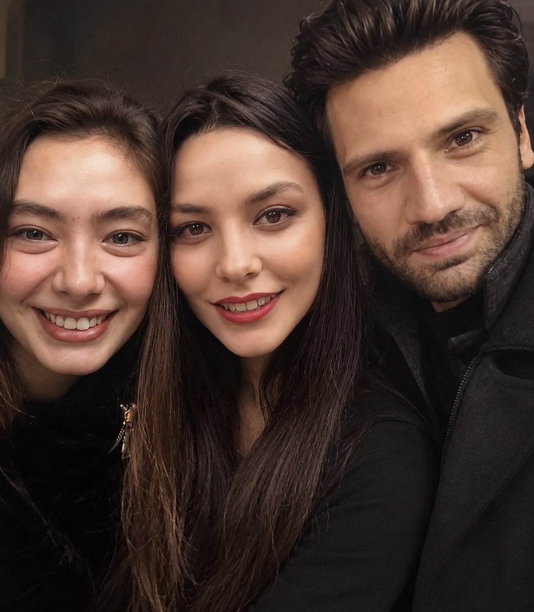 enazayldz's tweet photo. Bir araya gelmenize çok ihtiyacım var ya
#NeslihanAtagül #KaanUrgancıoğlu
#HazalFilizKüçükköse
#KaraSevda #NihEmZey
@neslihanatagul @kaanurgancioglu @HazalFKucukkose https://t.co/hhcvYICOcF