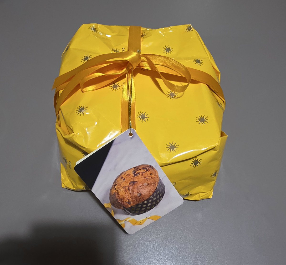 fluffythemoody's tweet photo. คือวอนบินอยากกินขนมปัง panettone อันนี้มาก ๆ เลย พอซองชานไปมิลานก็เลยบอกพี่ผู้จัดการว่าอยากกินอันนี้ แล้วก็ซื้อกันมาให้จริง ๆ หนุ่ม bottega เขาช่วยหิ้วมาฝากว่ะ https://t.co/BtZWCmFxxX