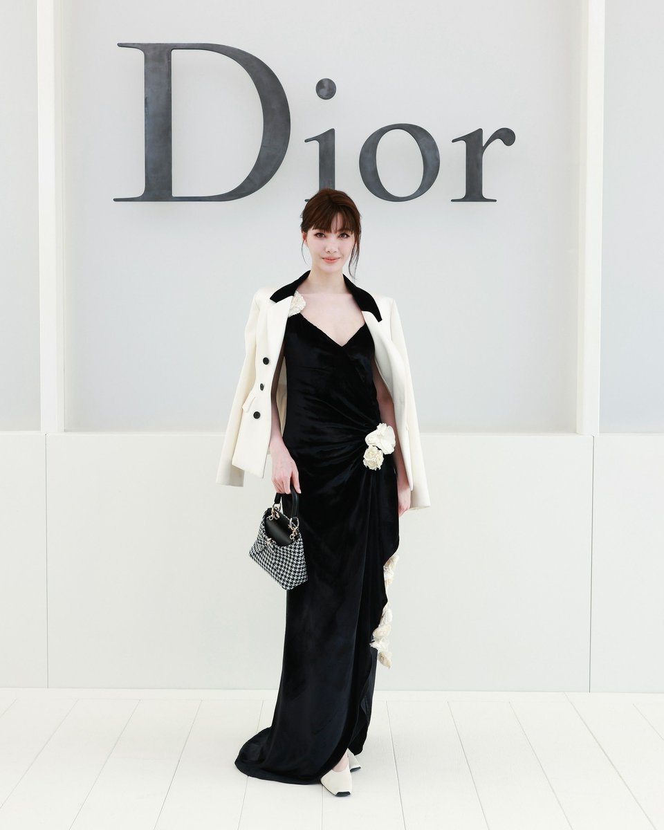 Orm_TW's tweet photo. Orm Kornnaphat x Dior Summer 27 🖤🤍

The depth of black velvet meets the softness of creamy white florals.💐
Cascading from the waist, delicate blooms soften the sharp lines of the double-breasted silhouette, bringing a sense of lightness to the look.💖👍🏻👏🏻

The styling of Orm Kornnaphat in Dior Summer 27, Strength and softness, depth and delicacy, 
a beautiful balance of contrasts✨

#OrmKornnaphat
#OrmKornnaphatDiorSummer27
#DiorSummer27 #Dior #PFW
#LingOrmDiorSummer27
@ormmormm @Dior