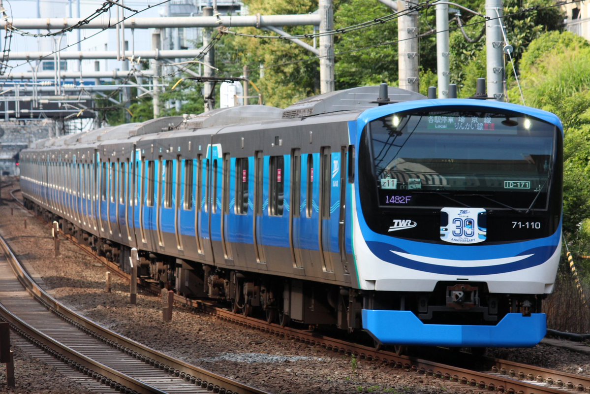 jAE108Je6l51011's tweet photo. 今日、30周年ラッピングがおわり、Z3が離脱したそうで
遂に71-000が過半数を超え、70-000は3本のみに
Z3は初期車であることから、JR九州に譲渡される見込みは低いとされる。しかし、どうやら内部では新しい何かが… https://t.co/3bTGSZFwzu