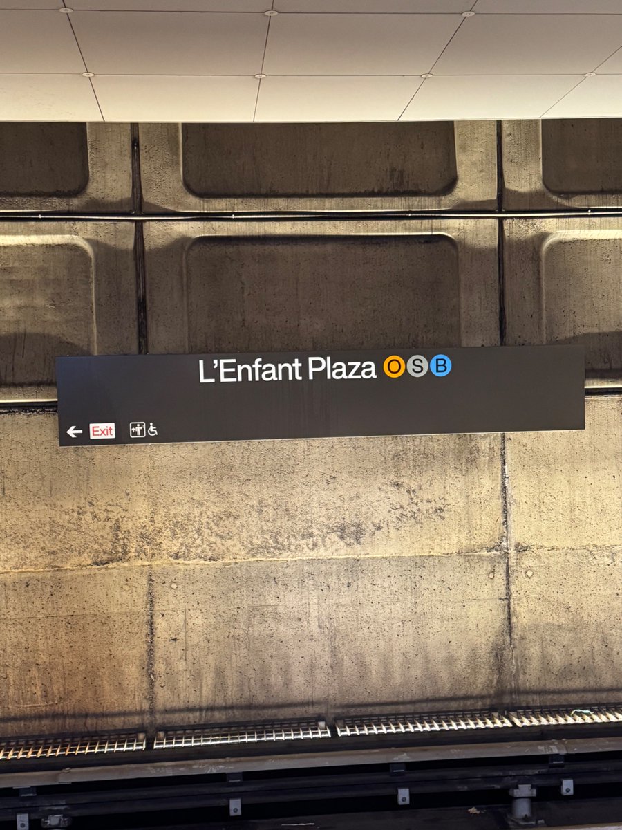dunisayno's tweet photo. saw an enemy today (new directionless metro signs) 😤😤 https://t.co/XUtcF0o8QY