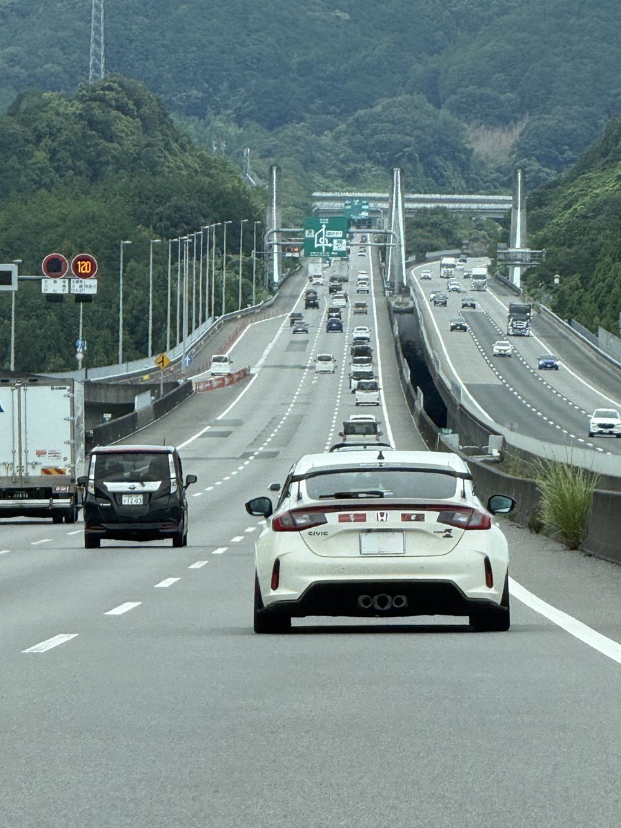 twiwataru's tweet photo. #Mycarの後ろ姿が美しい 
自分の車のこのような写真を撮れるのは、「信頼できる仲間がいるからこそ」ですよね(^^) https://t.co/dR7GhOTrgj