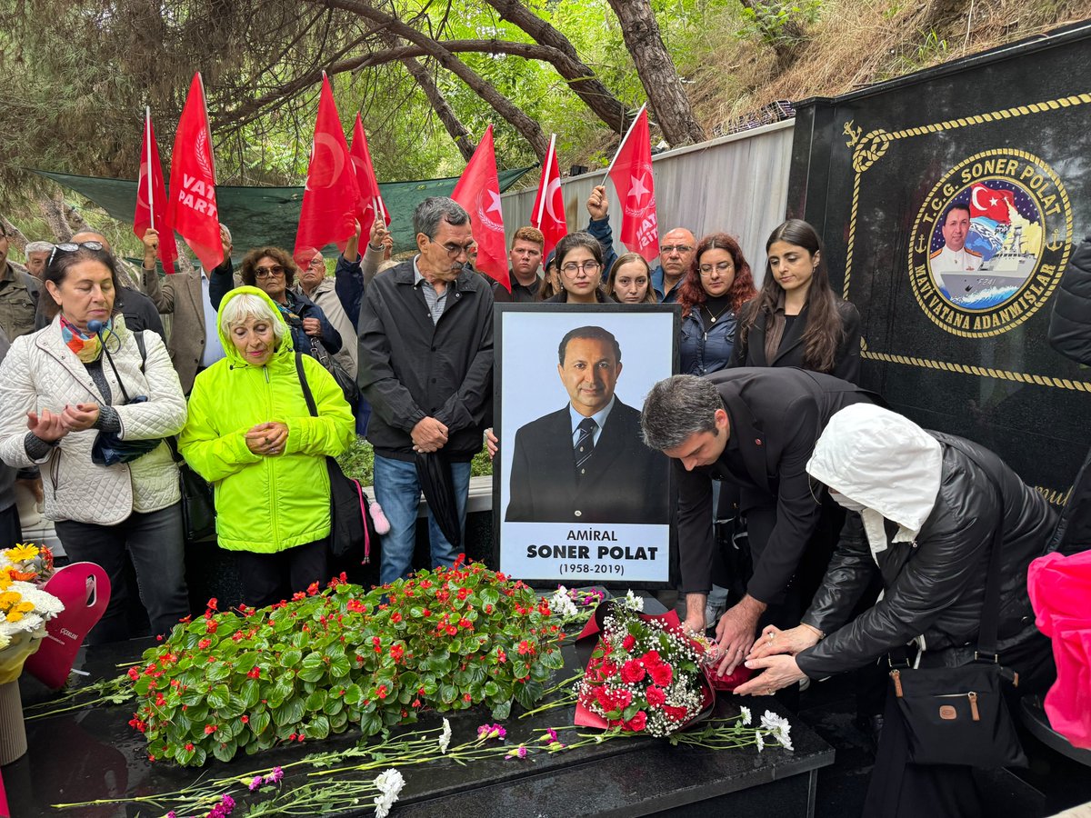 VatanPartisiist's tweet photo. Genel Başkan Yardımcımız, Mavi Vatan Kahramanı Amiral Soner Polat'ı vefatının 7. yıl dönümünde mezarı başında andık.

Bıraktığı mirası iktidar yapacağız! https://t.co/3AmII1c3jk