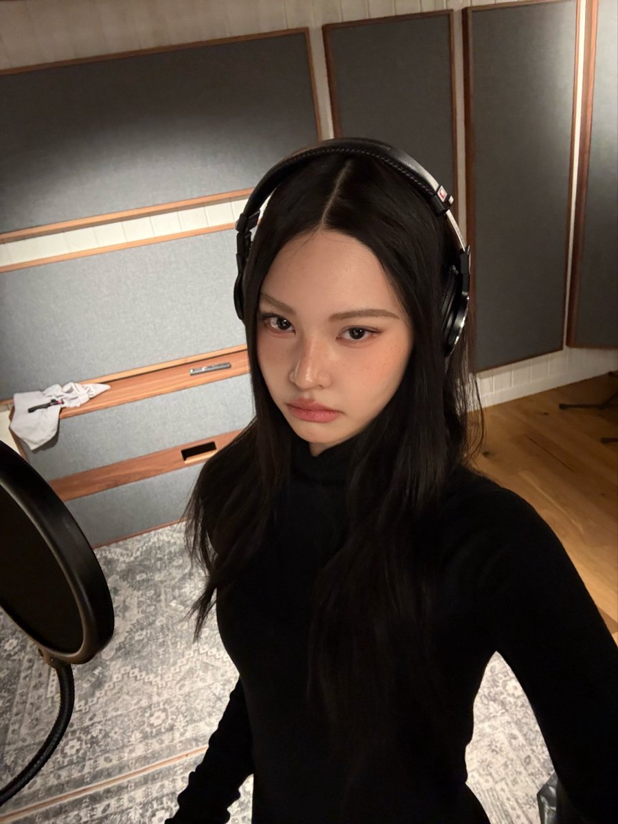cdenyu's tweet photo. {…} ! so much thought in ‘tis mōind, while beijing striketh midnight whilst LA yawneth at eight, yet I stand in the studio, headphones on, brow arched. no music no life ;p https://t.co/ZHvDd6rbmv