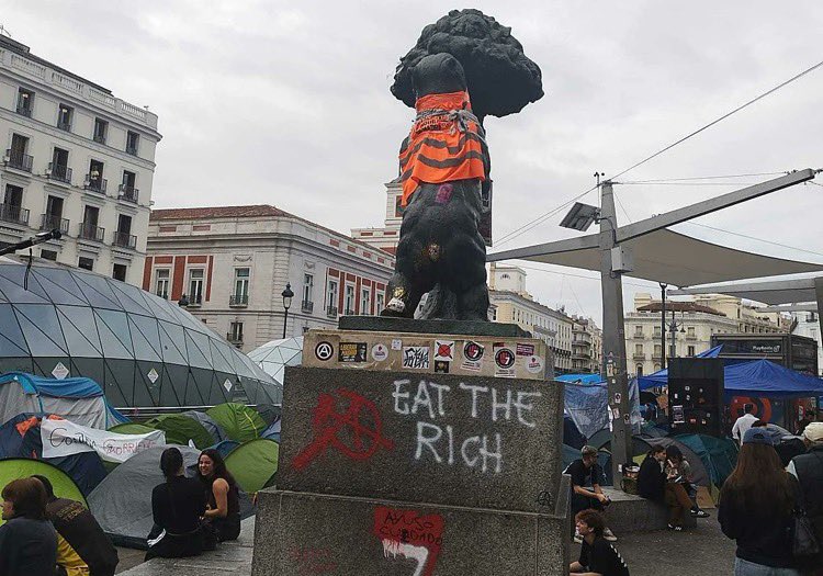 PuntaLeyend's tweet photo. Cada día más alineado con la idea del Mediterráneo moral. Lo terrible de la izquierda no es una ley, ni siquiera una ideología: es la fealdad. Hacer fea la ciudad, feo el lenguaje, feas las costumbres.
Convertir lo bello en sospechoso y lo vulgar en virtud. https://t.co/FJBJDqa1EE