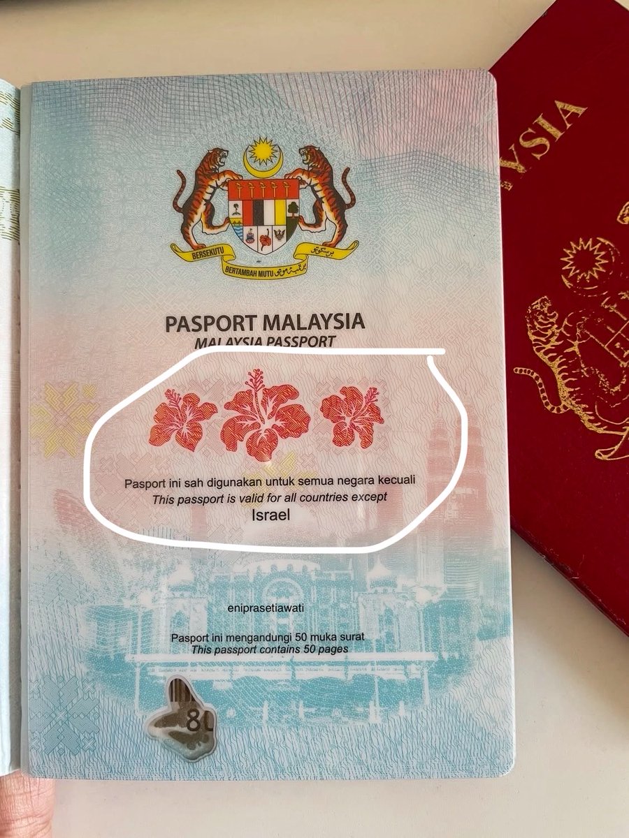 taurosze's tweet photo. Baru tau kalau di paspor malaysia ada tulisan gini 🥺

Mana paspor mereka skrng terkuat nomor 2 di dunia 😭

WHEN YH https://t.co/GLYEc5NzM6