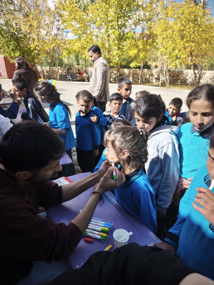 GSB_OzalpGM's tweet photo. 🎨 Merkezim Her Yerde!
Van’ın Saray ilçesi Çaybağı İlköğretim Okulu’nda öğrencilerimizle buluştuk. Sokak oyunları, keyifli etkinlikler ve yüz boyama ile çocuklarımızın neşesine ortak olduk. 🌈😊 https://t.co/xhT8b3AoHT