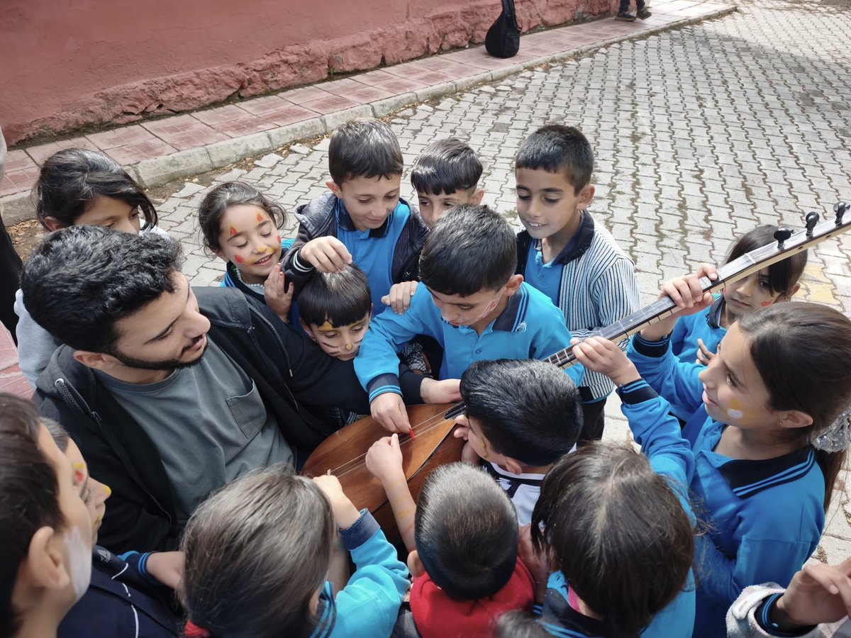 GSB_OzalpGM's tweet photo. 🎨 Merkezim Her Yerde!
Van’ın Saray ilçesi Çaybağı İlköğretim Okulu’nda öğrencilerimizle buluştuk. Sokak oyunları, keyifli etkinlikler ve yüz boyama ile çocuklarımızın neşesine ortak olduk. 🌈😊 https://t.co/xhT8b3AoHT