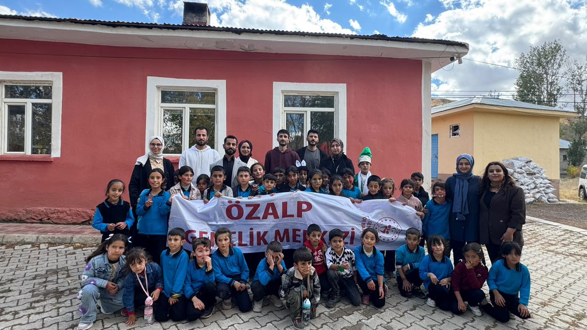 GSB_OzalpGM's tweet photo. 🎨 Merkezim Her Yerde!
Van’ın Saray ilçesi Çaybağı İlköğretim Okulu’nda öğrencilerimizle buluştuk. Sokak oyunları, keyifli etkinlikler ve yüz boyama ile çocuklarımızın neşesine ortak olduk. 🌈😊 https://t.co/xhT8b3AoHT