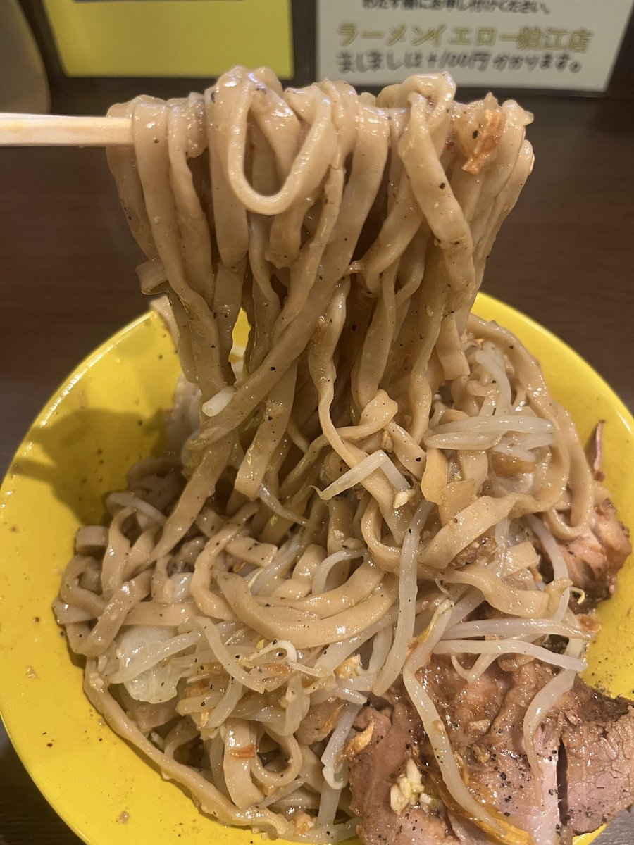 RyG6txiOdT33890's tweet photo. 麺類最大500円値下げしました
従業員の子達に謝ってワンオペ営業に切り替えました
貯蓄もないのでこれでダメなら潔く撤退します
苦しむのがラーメン屋
もがき苦しみます https://t.co/HNc71mjgM8