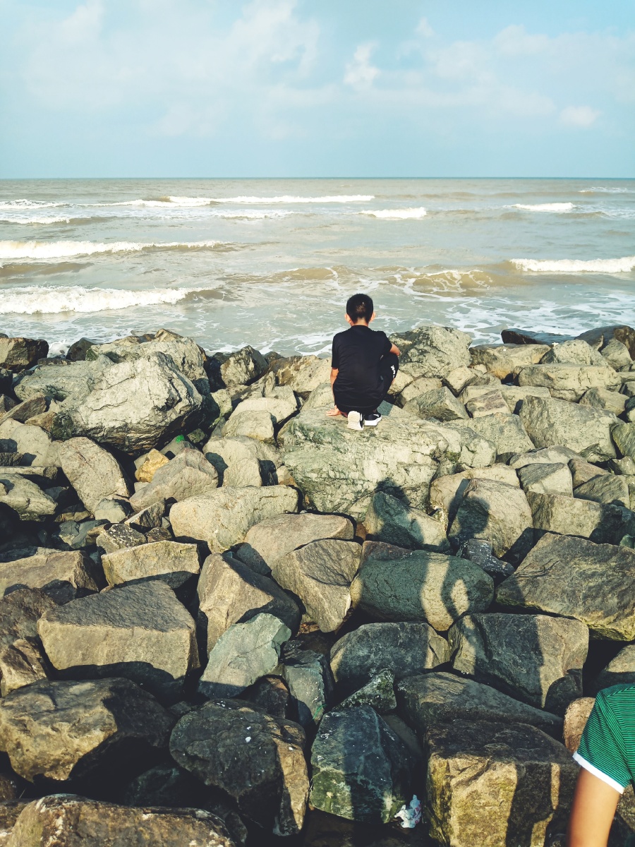 alexputa1710's tweet photo. Strolling along the seaside, I spot a delicate hairpin and a neat stone stack; the bold man sitting at the beach dares to challenge the endless horizon beyond the dunes. https://t.co/zPLQDfQMWu