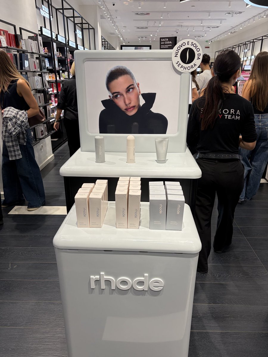 drewdemiselena's tweet photo. Stanno mettendo tutte le canzoni di Justin da Sephora a pdr ✨ https://t.co/8mgR1Z7uka