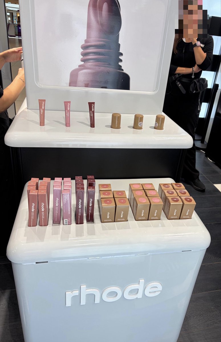 drewdemiselena's tweet photo. Stanno mettendo tutte le canzoni di Justin da Sephora a pdr ✨ https://t.co/8mgR1Z7uka