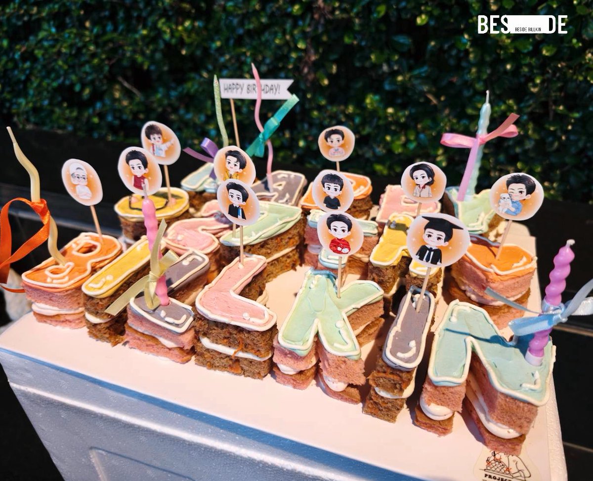BesideBillkin's tweet photo. 🎂Pre-birthday moment with our sweetest person กับเค้กที่บอกเล่าเนื่องราวตลอด 10 ปี ที่ชาว Beside ได้เติบโตมากับบิวกิ้น 🧡💚

สำหรับปีที่ 27 นี้ ขอให้บิวกิ้นเป็นตัวเองที่น่ารักและเปล่งประกายแบบนี้เสมอ ไม่ว่าจะทำอะไรหรือเดินไปทางไหน ขอให้โอบล้อมไปด้วยความรักตลอดไป 🤍

#BILLKIN27thEdition
#centralwOrld 
#Bbillkin #บิวกิ้น 
#Besidebillkin