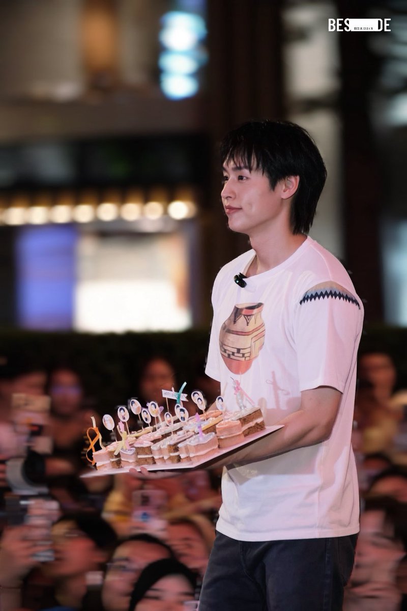 BesideBillkin's tweet photo. 🎂Pre-birthday moment with our sweetest person กับเค้กที่บอกเล่าเนื่องราวตลอด 10 ปี ที่ชาว Beside ได้เติบโตมากับบิวกิ้น 🧡💚

สำหรับปีที่ 27 นี้ ขอให้บิวกิ้นเป็นตัวเองที่น่ารักและเปล่งประกายแบบนี้เสมอ ไม่ว่าจะทำอะไรหรือเดินไปทางไหน ขอให้โอบล้อมไปด้วยความรักตลอดไป 🤍

#BILLKIN27thEdition
#centralwOrld 
#Bbillkin #บิวกิ้น 
#Besidebillkin
