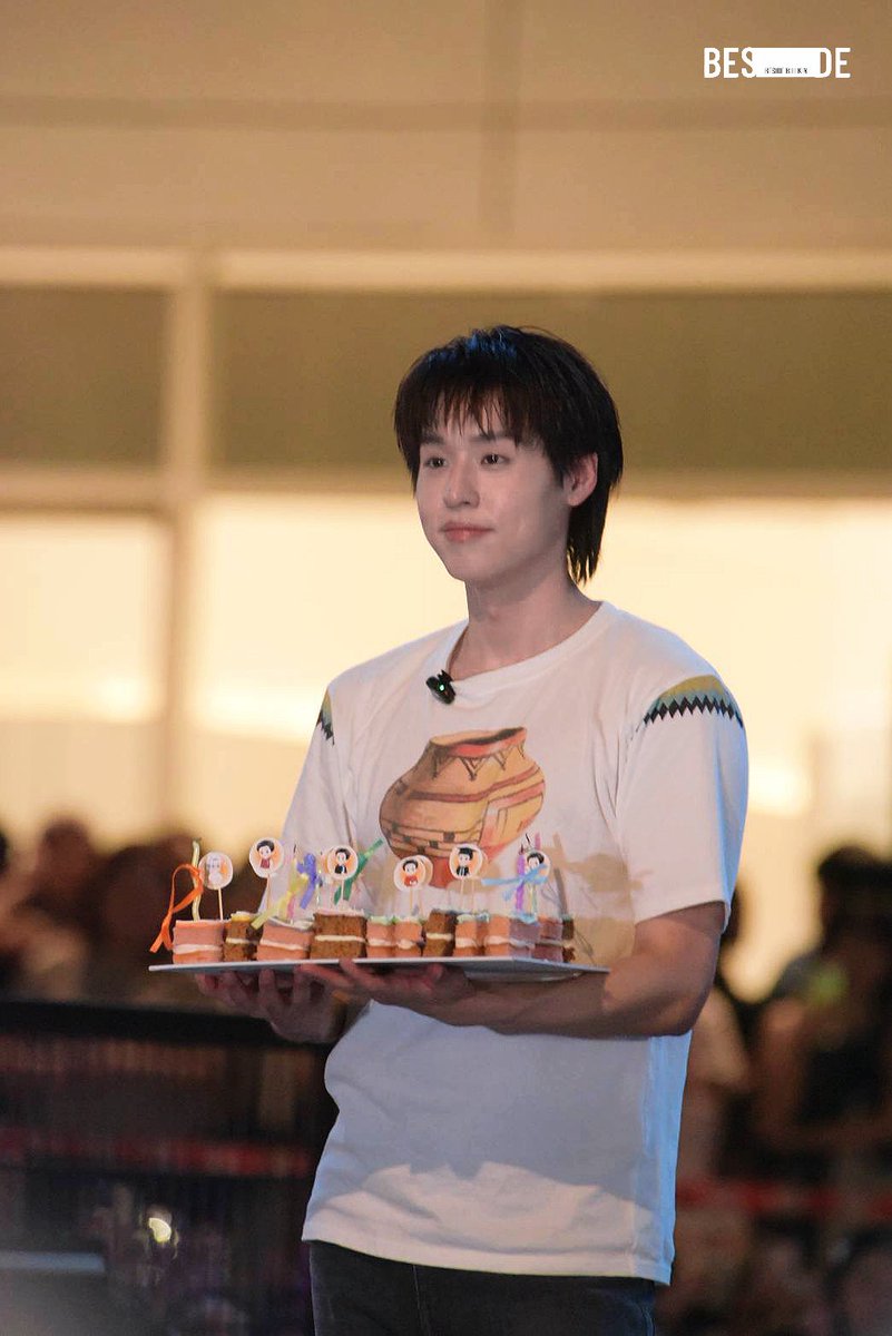 BesideBillkin's tweet photo. 🎂Pre-birthday moment with our sweetest person กับเค้กที่บอกเล่าเนื่องราวตลอด 10 ปี ที่ชาว Beside ได้เติบโตมากับบิวกิ้น 🧡💚

สำหรับปีที่ 27 นี้ ขอให้บิวกิ้นเป็นตัวเองที่น่ารักและเปล่งประกายแบบนี้เสมอ ไม่ว่าจะทำอะไรหรือเดินไปทางไหน ขอให้โอบล้อมไปด้วยความรักตลอดไป 🤍

#BILLKIN27thEdition
#centralwOrld 
#Bbillkin #บิวกิ้น 
#Besidebillkin