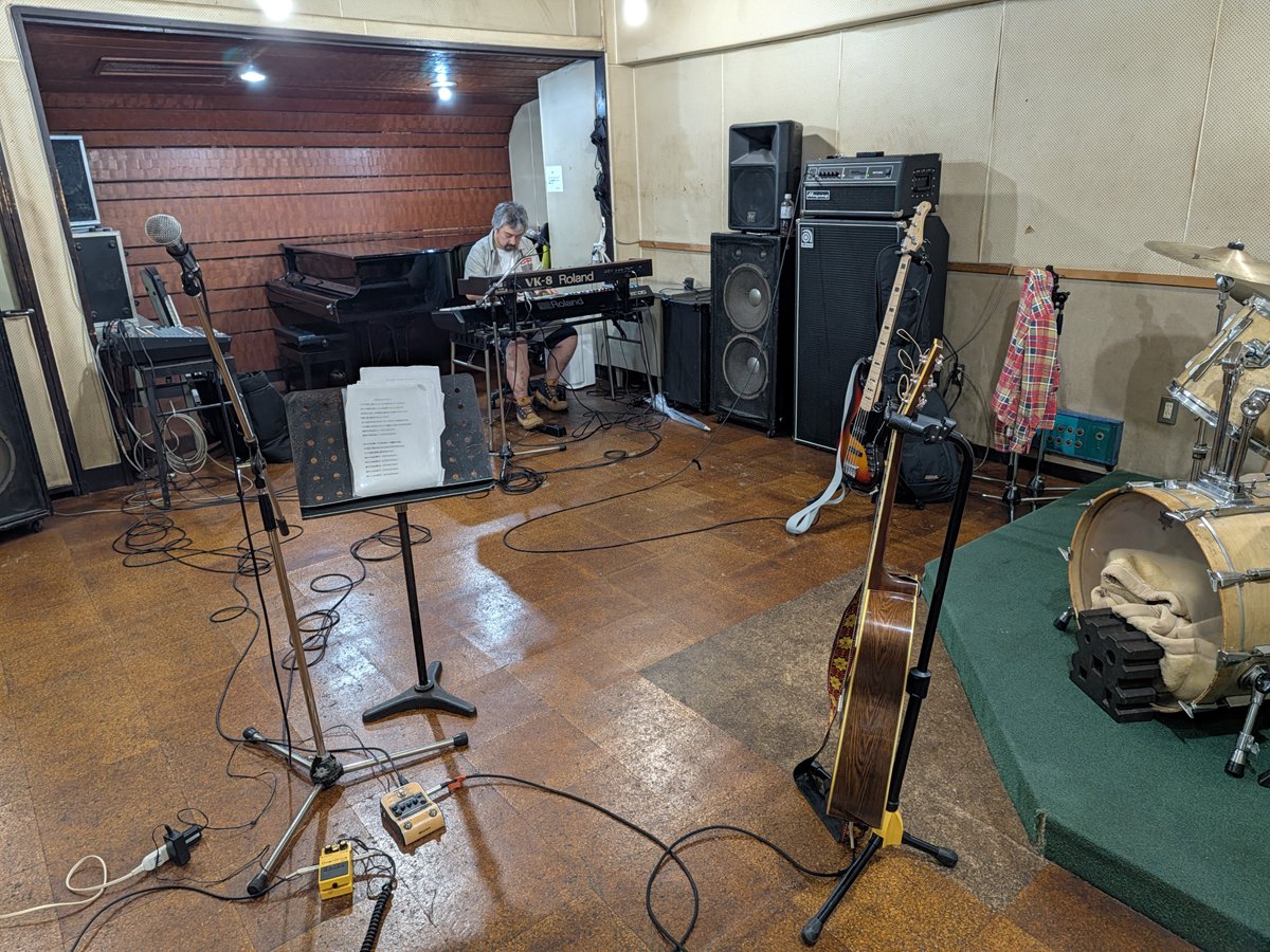 yhayano's tweet photo. 35日連続☔最長記録だそうな、皆さん心身共にご自愛下さいm(_ _)m
今宵、いつもの御苑スタでリハ、次回はスーパードラマーイワちゃん（イワイダヒロユキ）をサポートに迎えてロックンロールしますよ〜♪
◯10月17日(土)ふなばしミュージックストリート　flagship FUNABASHI 15時45分頃　観覧無料 https://t.co/Ydugto7ey5