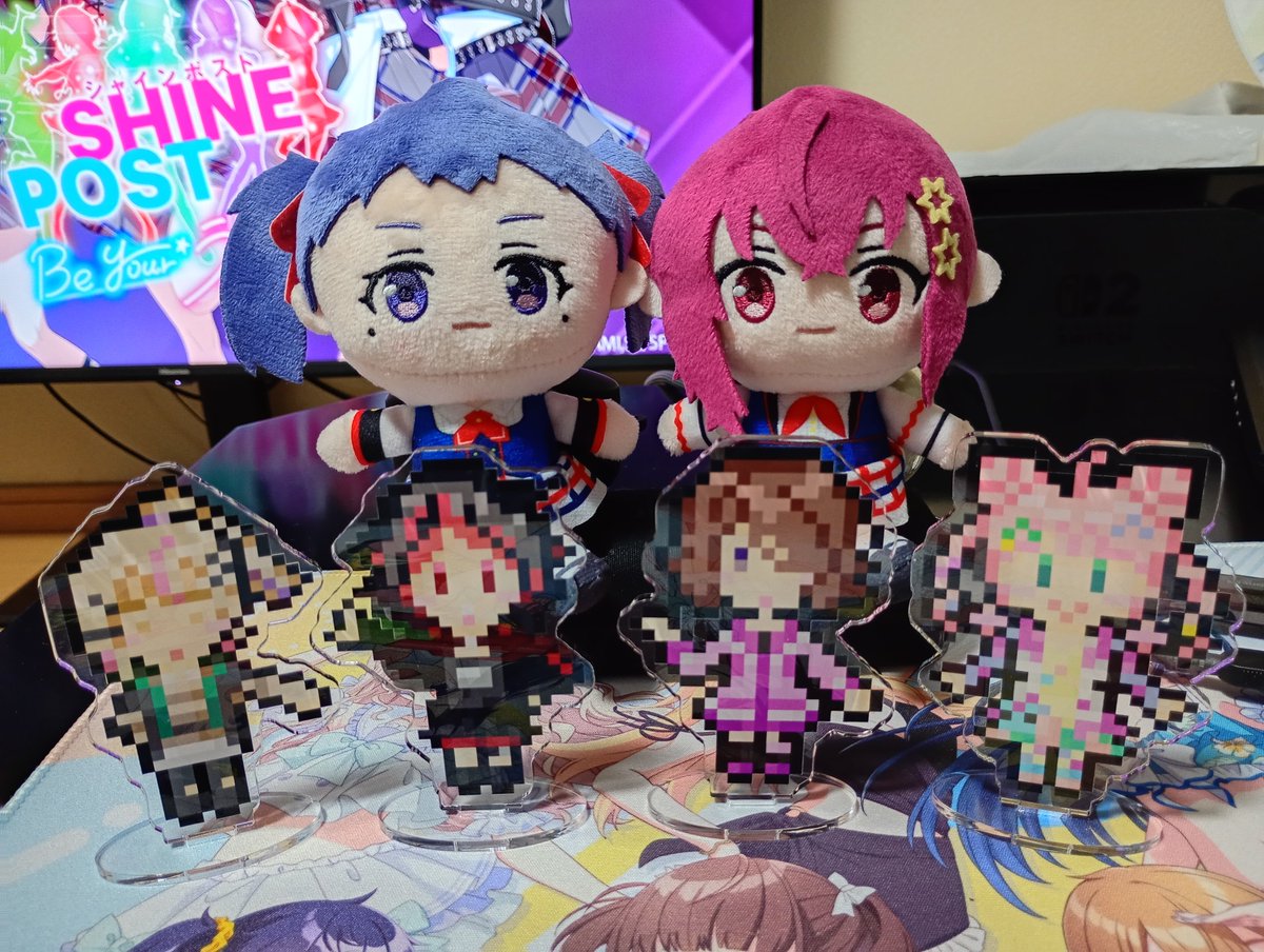 PriaVell's tweet photo. ラフダイちゃんドット絵アクスタと一緒にお写真撮ったらお雛様みたいになった（笑）
ぬいキーは言うまでもないけどやっぱRenさん（@Ren28Ren28 ）のドット絵アクスタめっちゃ可愛いな😆
#シャインポスト
#シャインポストぬい活部 https://t.co/ZfOPUIw7zk