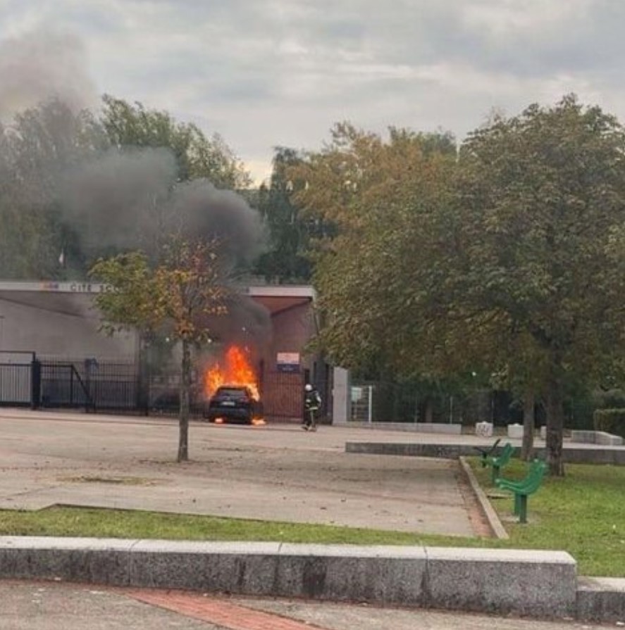 F_Desouche's tweet photo. Wattrelos (59): Une voiture fonce sur les grilles d'un lycée avant d'être incendiée par un homme avec une cagoule. L'établissement n'est pas concerné par les blocus

 https://t.co/wF48wA3LHf https://t.co/HgbfnqwpLt