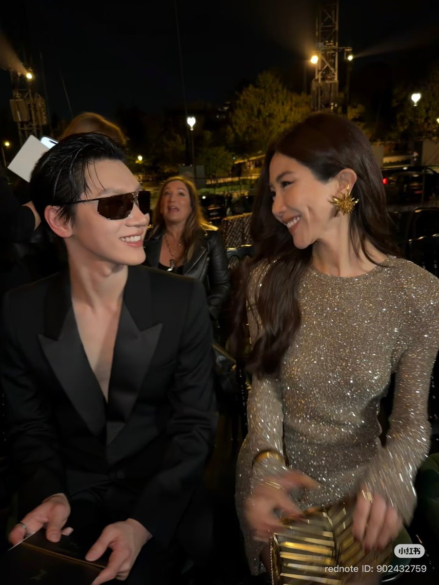 ywnpsk's tweet photo. กรี้ดดดดดดดด คอแตกกก คนนี้น่าจะเป็นเซเลปหรืออินฟลูชาวจีน(ถ้าผิดขออภัย) เขามีคนติดตาม3หมื่นกว่า แชะภาพกับน้องเตนล์มาด้วยอะ แล้วพูดขอบคุณกันด้วย แล้วเตนล์หล่อมาดแมนแฮนซั่มบอยส่งออกไทยแลนด์มาก ยิ้มหวานแต่หล่อ และไม่หายไม่จมกล้องมาก กุหายใจไม่ออก อยากอยู่ตนงนั้น!!!😭😭

🔗https://t.co/StdxFoR0yV

TEN AT SAINT LAURENT SUMMER27  #TENforYSLPFW27 #Saintlaurentxten