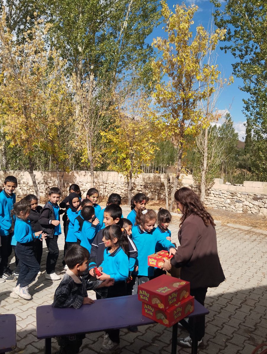 GSB_OzalpGM's tweet photo. 🎨 Merkezim Her Yerde!
Van’ın Saray ilçesi Çaybağı İlköğretim Okulu’nda öğrencilerimizle buluştuk. Sokak oyunları, keyifli etkinlikler ve yüz boyama ile çocuklarımızın neşesine ortak olduk. 🌈😊 https://t.co/opCdNk5Hfn