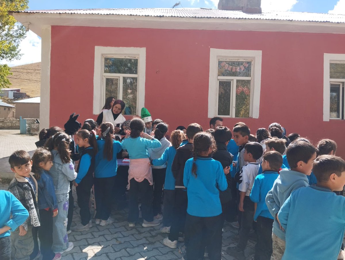 GSB_OzalpGM's tweet photo. 🎨 Merkezim Her Yerde!
Van’ın Saray ilçesi Çaybağı İlköğretim Okulu’nda öğrencilerimizle buluştuk. Sokak oyunları, keyifli etkinlikler ve yüz boyama ile çocuklarımızın neşesine ortak olduk. 🌈😊 https://t.co/opCdNk5Hfn