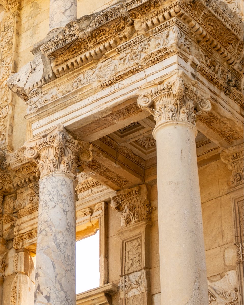 MrHustun's tweet photo. Celsus Kütüphanesi

📍 Celsus Kütüphanesi, Efes Antik Kenti, Selçuk, İzmir, Türkiye 

İzmir’in Selçuk ilçesinde bulunan Efes Antik Kenti, antik dünyanın önemli kültür, ticaret ve kent merkezlerinden biri olarak öne çıkar.

Efes’in en dikkat çekici yapılarından biri ise Celsus Kütüphanesi’dir. MS 2. yüzyılda inşa edilen kütüphane, Roma döneminin önemli yapılarından biriydi. Asya Eyaleti valisi ve Roma senatörü Tiberius Julius Celsus Polemaeanus adına, oğlu Gaius Julius Aquila tarafından yaptırıldı.

Yapının en dikkat çekici özelliklerinden biri, yalnızca bir kütüphane olmamasıydı. Celsus’un mezar odası da yapının arkasında, kütüphane kompleksinin içinde bulunuyordu.

Böylece Efes’te bilgi, mimari ve bir insanın hatırası aynı yapıda buluştu.

Bugün Celsus Kütüphanesi, Efes Antik Kenti’nin en tanınan yapılarından biri olarak ziyaretçilerini karşılıyor.

Efes, yıl boyunca çok sayıda yerli ve yabancı ziyaretçiyi ağırlayan önemli bir kültür turizmi destinasyonudur. Kuşadası’na yaklaşık 20 km mesafede bulunması, bölgeyi ziyaret edenler için Efes’i ulaşılabilir bir kültürel durak haline getirir. Kuşadası’ndan Efes’e günübirlik ziyaretler ve turlar oldukça yaygındır.

Özellikle Kuşadası Limanı’na gelen kruvaziyer yolcuları için Efes, bölgedeki başlıca kültürel ziyaret noktalarından biridir.

Efes’in yakınındaki Şirince ise tarihi evleri, yerel ürünleri ve şaraplarıyla tanınan önemli bir köy destinasyonudur.

Selçuk ayrıca Ayasuluk Tepesi, Meryem Ana Evi ve Artemis Tapınağı gibi önemli tarihi ve kültürel miras alanlarına ev sahipliği yapar.

Efes, bu nedenle yalnızca antik bir kent değil; tarih, kültür, mimari ve turizmin aynı coğrafyada buluştuğu önemli bir destinasyondur.

✅ Fotoğrafların çekimi şahsıma aittir.

Celsus Library 

📍 Celsus Library, Ephesus Ancient City, Selçuk, İzmir, Türkiye 

Located in Selçuk, İzmir, the ancient city of Ephesus was one of the important cultural, commercial and urban centers of the ancient world.

One of its most remarkable monuments is the Library of Celsus. Built in the 2nd century AD, it was an important Roman period building. It was constructed in honor of Tiberius Julius Celsus Polemaeanus, a Roman senator and governor of the Province of Asia, by his son Gaius Julius Aquila.

One of the most remarkable features of the building is that it was more than just a library. Celsus’ burial chamber was located behind the building, within the library complex.

Thus, in Ephesus, knowledge, architecture and the memory of a person came together in the same monument.

Today, the Library of Celsus stands as one of the most recognizable monuments of the ancient city of Ephesus.

Ephesus welcomes many domestic and international visitors throughout the year and is an important cultural tourism destination. Located approximately 20 km from Kuşadası, it is an accessible cultural attraction for visitors exploring the region. Day trips and tours from Kuşadası to Ephesus are common.

Ephesus is also one of the major cultural attractions visited by cruise passengers arriving at Kuşadası Port.

Nearby Şirince is another popular destination, known for its historic houses, local products and wines.

Selçuk is also home to important historical and cultural sites such as Ayasuluk Hill, the House of the Virgin Mary and the Temple of Artemis.

For this reason, Ephesus is more than an ancient city; it is a destination where history, culture, architecture and tourism come together.

#culture #travel #culturetrip #art #culturetravel