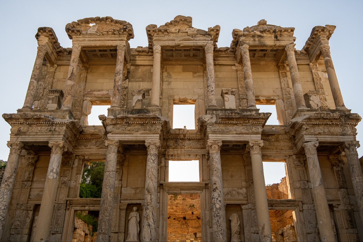 MrHustun's tweet photo. Celsus Kütüphanesi

📍 Celsus Kütüphanesi, Efes Antik Kenti, Selçuk, İzmir, Türkiye 

İzmir’in Selçuk ilçesinde bulunan Efes Antik Kenti, antik dünyanın önemli kültür, ticaret ve kent merkezlerinden biri olarak öne çıkar.

Efes’in en dikkat çekici yapılarından biri ise Celsus Kütüphanesi’dir. MS 2. yüzyılda inşa edilen kütüphane, Roma döneminin önemli yapılarından biriydi. Asya Eyaleti valisi ve Roma senatörü Tiberius Julius Celsus Polemaeanus adına, oğlu Gaius Julius Aquila tarafından yaptırıldı.

Yapının en dikkat çekici özelliklerinden biri, yalnızca bir kütüphane olmamasıydı. Celsus’un mezar odası da yapının arkasında, kütüphane kompleksinin içinde bulunuyordu.

Böylece Efes’te bilgi, mimari ve bir insanın hatırası aynı yapıda buluştu.

Bugün Celsus Kütüphanesi, Efes Antik Kenti’nin en tanınan yapılarından biri olarak ziyaretçilerini karşılıyor.

Efes, yıl boyunca çok sayıda yerli ve yabancı ziyaretçiyi ağırlayan önemli bir kültür turizmi destinasyonudur. Kuşadası’na yaklaşık 20 km mesafede bulunması, bölgeyi ziyaret edenler için Efes’i ulaşılabilir bir kültürel durak haline getirir. Kuşadası’ndan Efes’e günübirlik ziyaretler ve turlar oldukça yaygındır.

Özellikle Kuşadası Limanı’na gelen kruvaziyer yolcuları için Efes, bölgedeki başlıca kültürel ziyaret noktalarından biridir.

Efes’in yakınındaki Şirince ise tarihi evleri, yerel ürünleri ve şaraplarıyla tanınan önemli bir köy destinasyonudur.

Selçuk ayrıca Ayasuluk Tepesi, Meryem Ana Evi ve Artemis Tapınağı gibi önemli tarihi ve kültürel miras alanlarına ev sahipliği yapar.

Efes, bu nedenle yalnızca antik bir kent değil; tarih, kültür, mimari ve turizmin aynı coğrafyada buluştuğu önemli bir destinasyondur.

✅ Fotoğrafların çekimi şahsıma aittir.

Celsus Library 

📍 Celsus Library, Ephesus Ancient City, Selçuk, İzmir, Türkiye 

Located in Selçuk, İzmir, the ancient city of Ephesus was one of the important cultural, commercial and urban centers of the ancient world.

One of its most remarkable monuments is the Library of Celsus. Built in the 2nd century AD, it was an important Roman period building. It was constructed in honor of Tiberius Julius Celsus Polemaeanus, a Roman senator and governor of the Province of Asia, by his son Gaius Julius Aquila.

One of the most remarkable features of the building is that it was more than just a library. Celsus’ burial chamber was located behind the building, within the library complex.

Thus, in Ephesus, knowledge, architecture and the memory of a person came together in the same monument.

Today, the Library of Celsus stands as one of the most recognizable monuments of the ancient city of Ephesus.

Ephesus welcomes many domestic and international visitors throughout the year and is an important cultural tourism destination. Located approximately 20 km from Kuşadası, it is an accessible cultural attraction for visitors exploring the region. Day trips and tours from Kuşadası to Ephesus are common.

Ephesus is also one of the major cultural attractions visited by cruise passengers arriving at Kuşadası Port.

Nearby Şirince is another popular destination, known for its historic houses, local products and wines.

Selçuk is also home to important historical and cultural sites such as Ayasuluk Hill, the House of the Virgin Mary and the Temple of Artemis.

For this reason, Ephesus is more than an ancient city; it is a destination where history, culture, architecture and tourism come together.

#culture #travel #culturetrip #art #culturetravel
