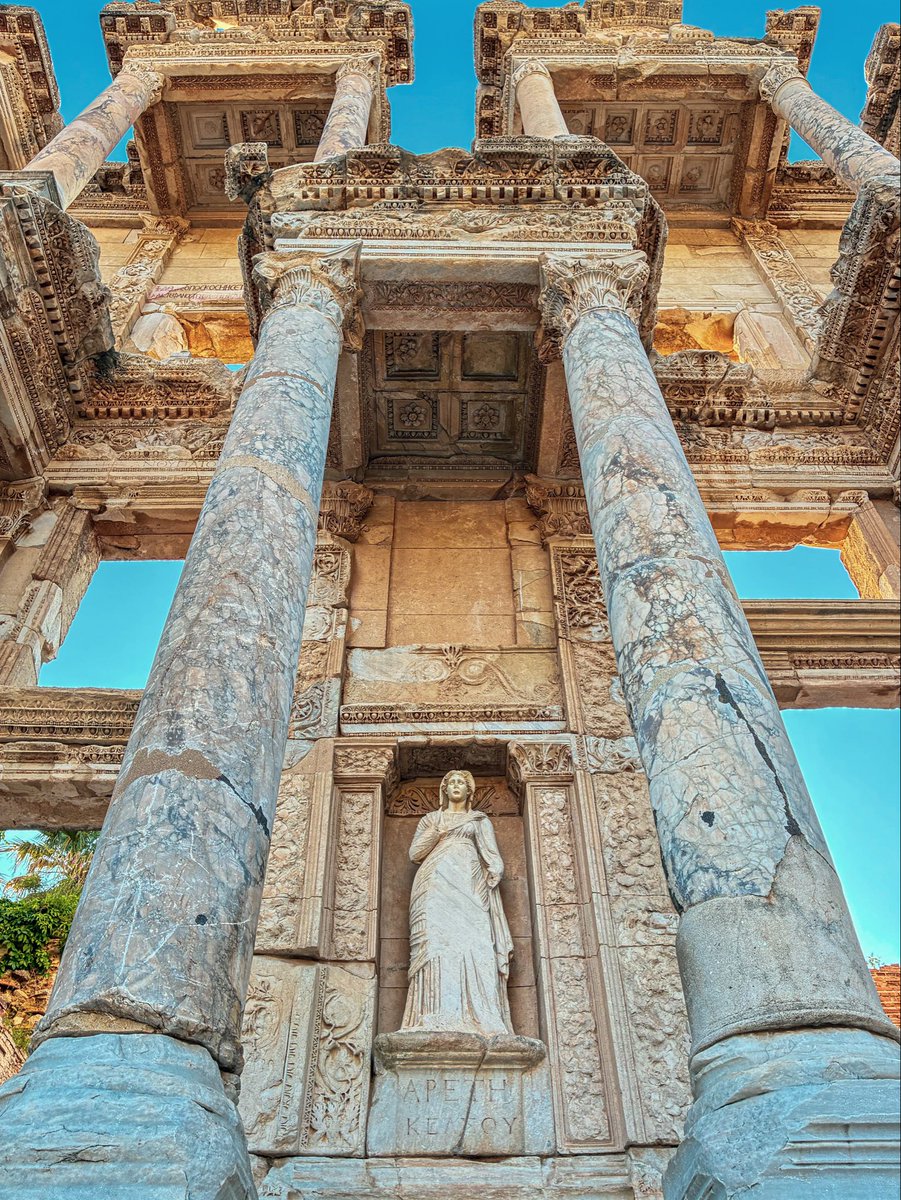 MrHustun's tweet photo. Celsus Kütüphanesi

📍 Celsus Kütüphanesi, Efes Antik Kenti, Selçuk, İzmir, Türkiye 

İzmir’in Selçuk ilçesinde bulunan Efes Antik Kenti, antik dünyanın önemli kültür, ticaret ve kent merkezlerinden biri olarak öne çıkar.

Efes’in en dikkat çekici yapılarından biri ise Celsus Kütüphanesi’dir. MS 2. yüzyılda inşa edilen kütüphane, Roma döneminin önemli yapılarından biriydi. Asya Eyaleti valisi ve Roma senatörü Tiberius Julius Celsus Polemaeanus adına, oğlu Gaius Julius Aquila tarafından yaptırıldı.

Yapının en dikkat çekici özelliklerinden biri, yalnızca bir kütüphane olmamasıydı. Celsus’un mezar odası da yapının arkasında, kütüphane kompleksinin içinde bulunuyordu.

Böylece Efes’te bilgi, mimari ve bir insanın hatırası aynı yapıda buluştu.

Bugün Celsus Kütüphanesi, Efes Antik Kenti’nin en tanınan yapılarından biri olarak ziyaretçilerini karşılıyor.

Efes, yıl boyunca çok sayıda yerli ve yabancı ziyaretçiyi ağırlayan önemli bir kültür turizmi destinasyonudur. Kuşadası’na yaklaşık 20 km mesafede bulunması, bölgeyi ziyaret edenler için Efes’i ulaşılabilir bir kültürel durak haline getirir. Kuşadası’ndan Efes’e günübirlik ziyaretler ve turlar oldukça yaygındır.

Özellikle Kuşadası Limanı’na gelen kruvaziyer yolcuları için Efes, bölgedeki başlıca kültürel ziyaret noktalarından biridir.

Efes’in yakınındaki Şirince ise tarihi evleri, yerel ürünleri ve şaraplarıyla tanınan önemli bir köy destinasyonudur.

Selçuk ayrıca Ayasuluk Tepesi, Meryem Ana Evi ve Artemis Tapınağı gibi önemli tarihi ve kültürel miras alanlarına ev sahipliği yapar.

Efes, bu nedenle yalnızca antik bir kent değil; tarih, kültür, mimari ve turizmin aynı coğrafyada buluştuğu önemli bir destinasyondur.

✅ Fotoğrafların çekimi şahsıma aittir.

Celsus Library 

📍 Celsus Library, Ephesus Ancient City, Selçuk, İzmir, Türkiye 

Located in Selçuk, İzmir, the ancient city of Ephesus was one of the important cultural, commercial and urban centers of the ancient world.

One of its most remarkable monuments is the Library of Celsus. Built in the 2nd century AD, it was an important Roman period building. It was constructed in honor of Tiberius Julius Celsus Polemaeanus, a Roman senator and governor of the Province of Asia, by his son Gaius Julius Aquila.

One of the most remarkable features of the building is that it was more than just a library. Celsus’ burial chamber was located behind the building, within the library complex.

Thus, in Ephesus, knowledge, architecture and the memory of a person came together in the same monument.

Today, the Library of Celsus stands as one of the most recognizable monuments of the ancient city of Ephesus.

Ephesus welcomes many domestic and international visitors throughout the year and is an important cultural tourism destination. Located approximately 20 km from Kuşadası, it is an accessible cultural attraction for visitors exploring the region. Day trips and tours from Kuşadası to Ephesus are common.

Ephesus is also one of the major cultural attractions visited by cruise passengers arriving at Kuşadası Port.

Nearby Şirince is another popular destination, known for its historic houses, local products and wines.

Selçuk is also home to important historical and cultural sites such as Ayasuluk Hill, the House of the Virgin Mary and the Temple of Artemis.

For this reason, Ephesus is more than an ancient city; it is a destination where history, culture, architecture and tourism come together.

#culture #travel #culturetrip #art #culturetravel